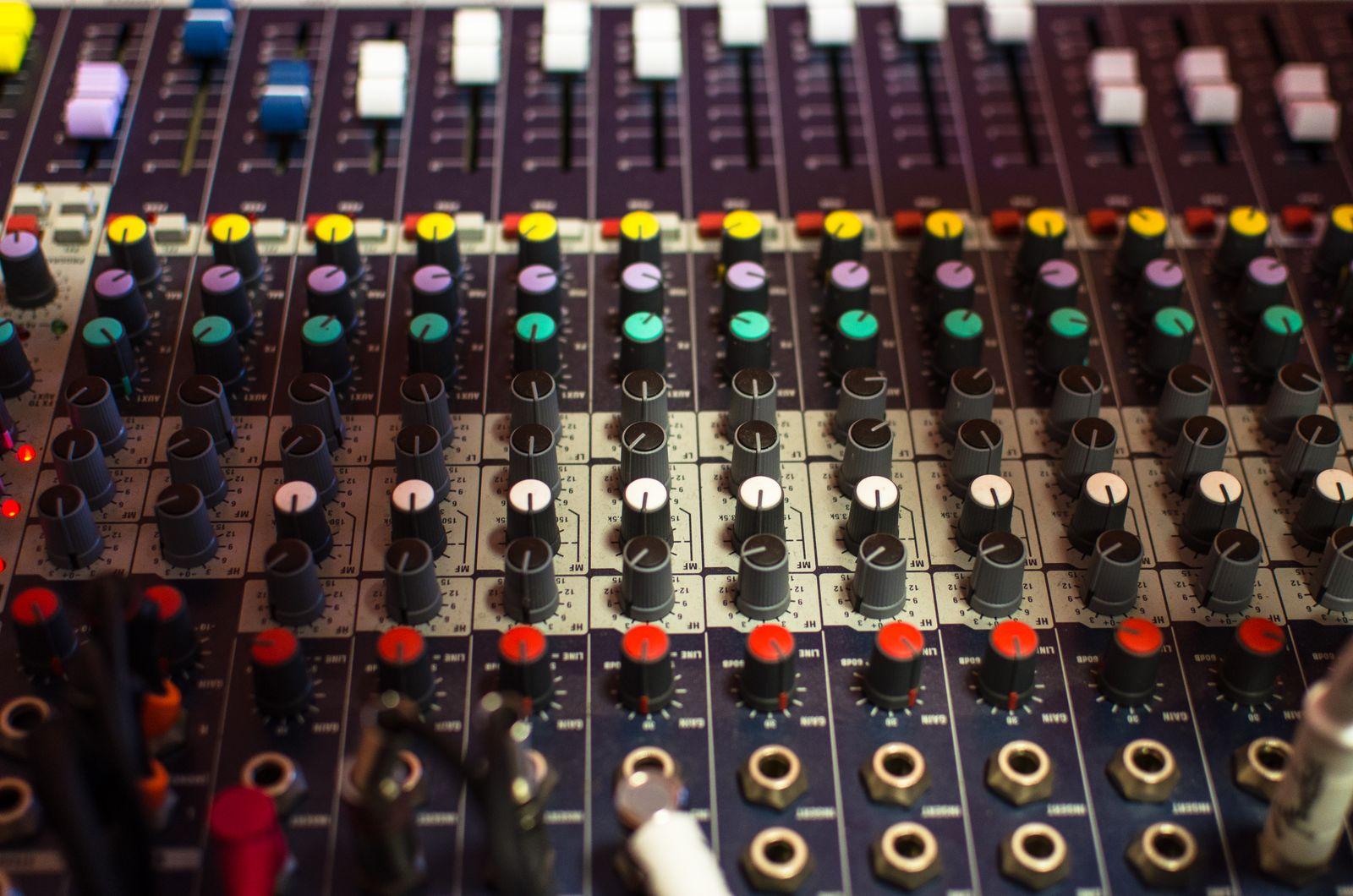 Närbild på en mixer med färgglada rattar och reglage