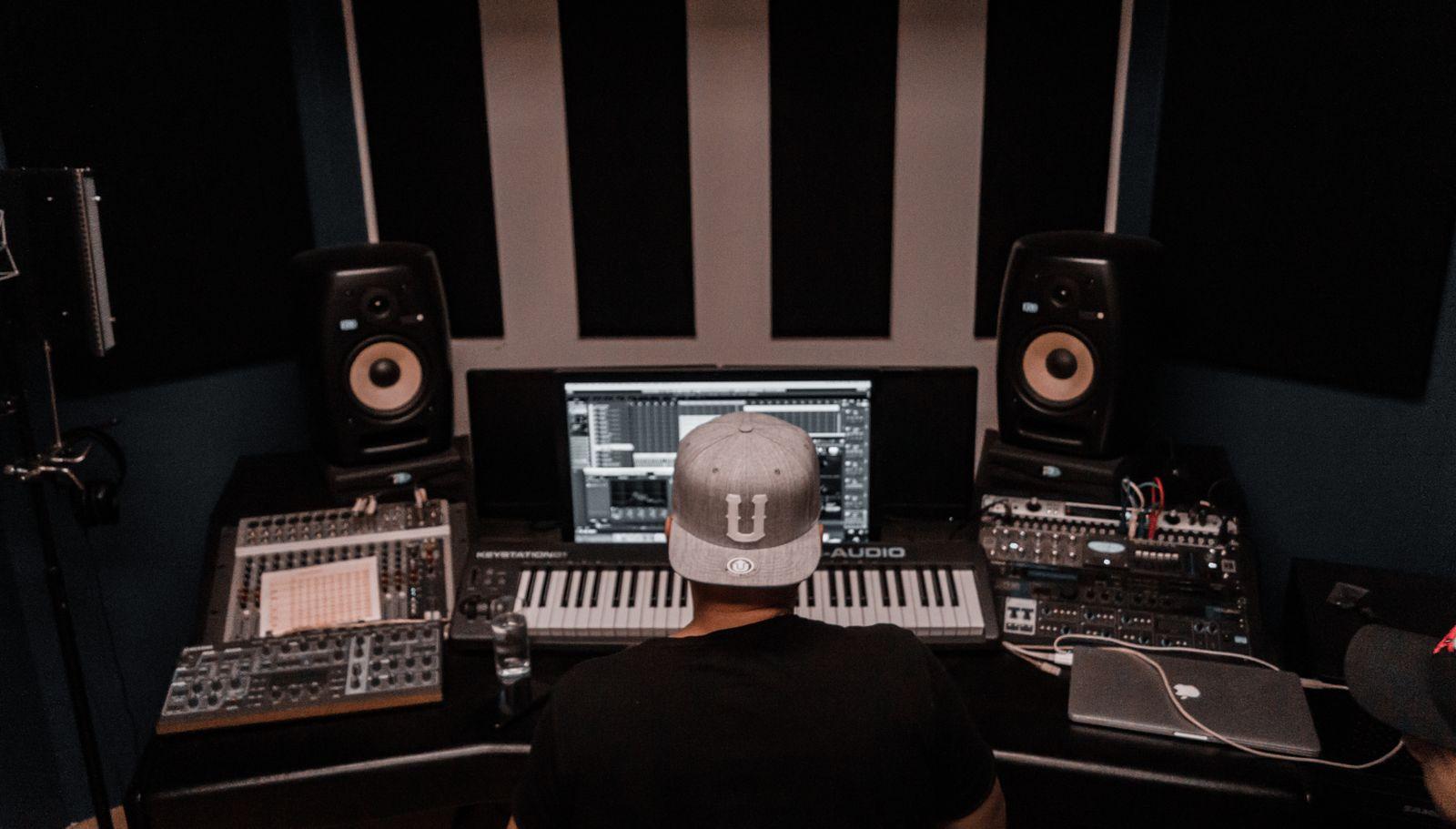 Musikproducent vid produktionsriggen i One Grace-studion